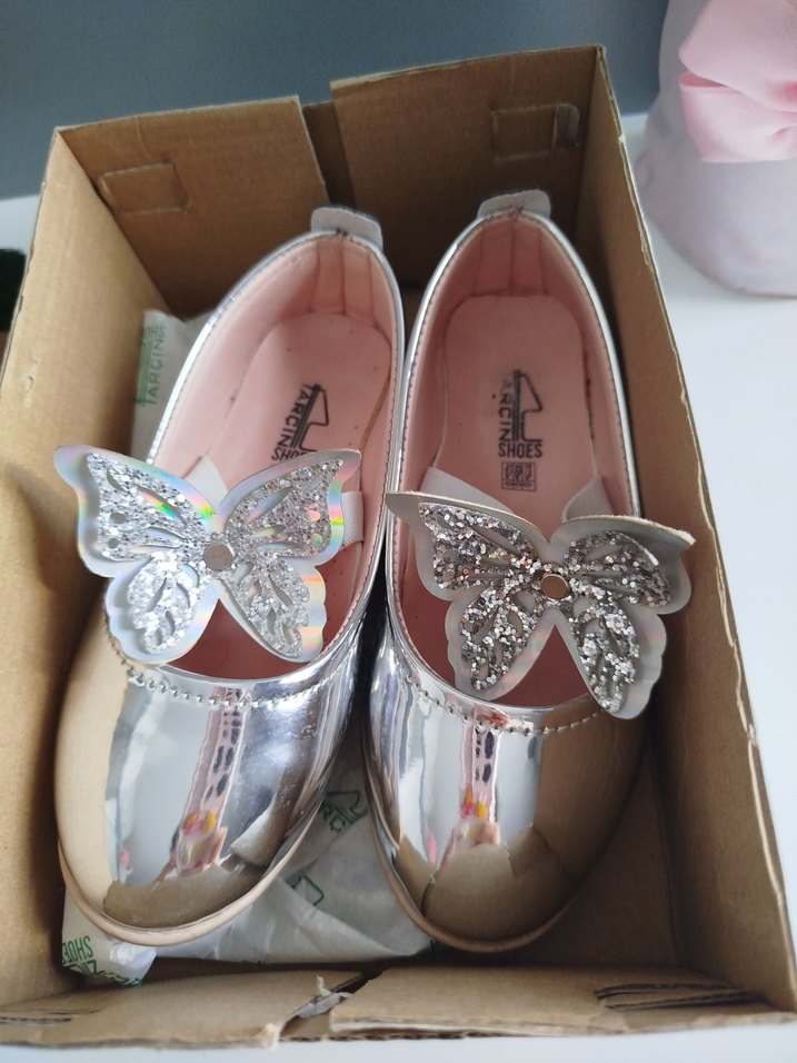 gümüş Renk Kelebek Detaylı Kız Babet - Görsel 2