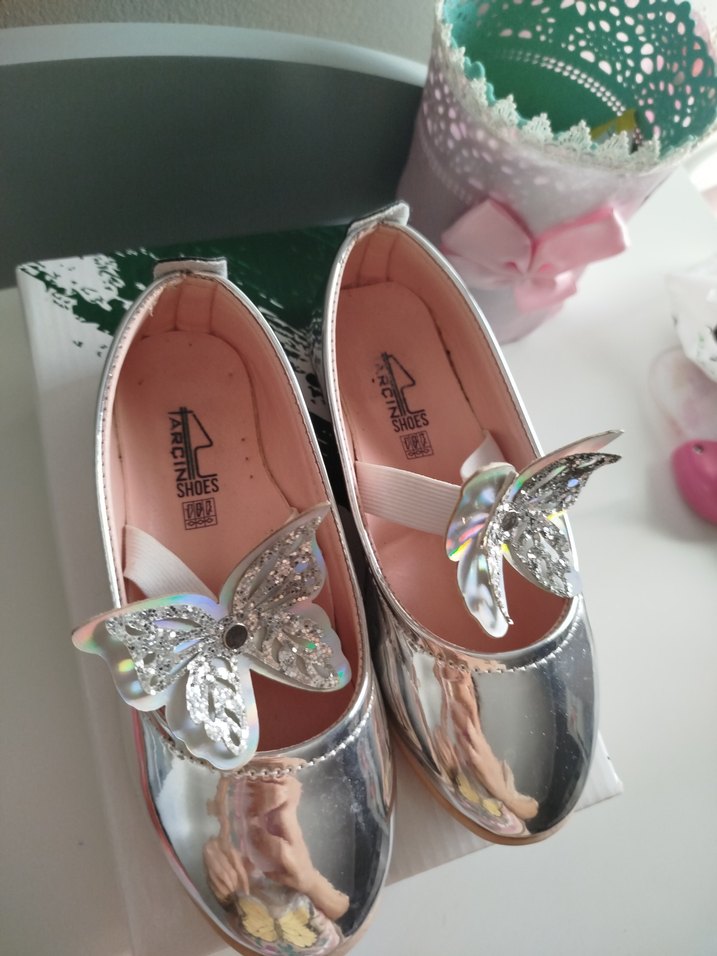 gümüş Renk Kelebek Detaylı Kız Babet - Görsel 5