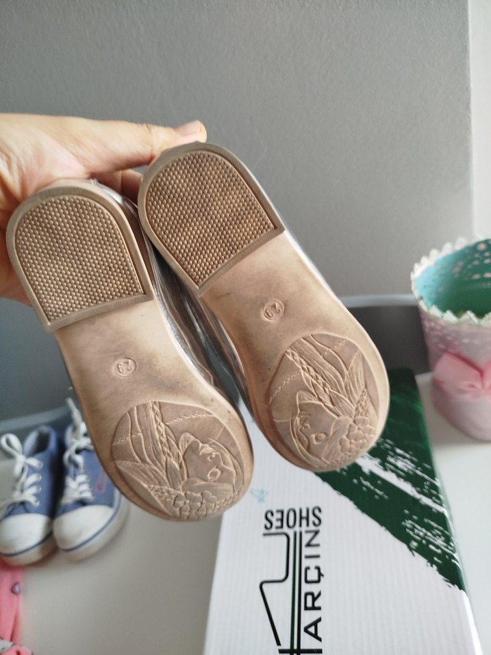 gümüş Renk Kelebek Detaylı Kız Babet - Görsel 3