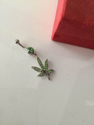 Yaprak desenli piercing