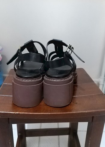 Stradivarius Tokalı Kahverengi Platform Topuklu Gotik Sandalet