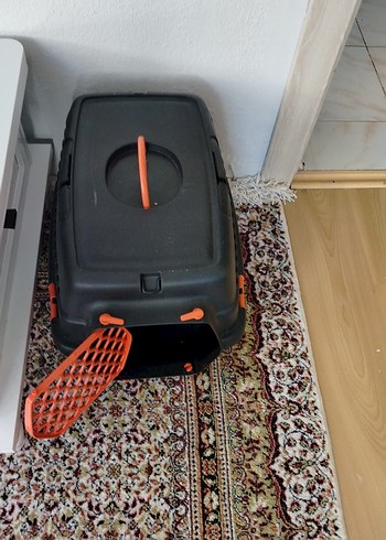 Siyah Taşıma ve Kedi Tuvaleti Kutusu