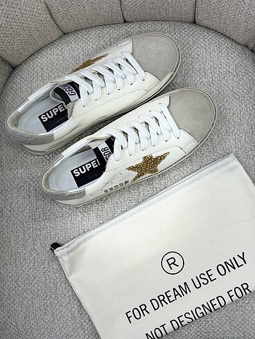 Golden Goose Deluxe Golden goose