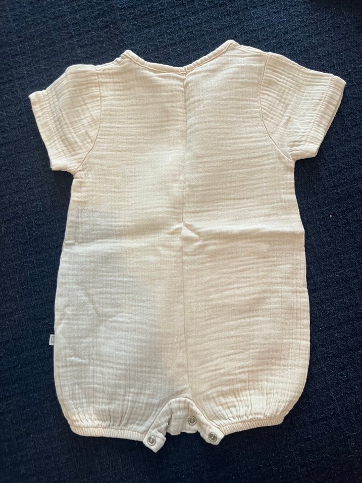 Düğmeli İşlemeli Kısa Kollu Bebek Müslin Tulum - Görsel 2
