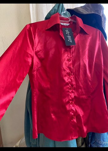 Saten Görünümlü Kırmızı Düğmeli goth gomlek - Görsel 2