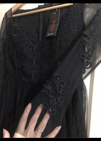 Siyah Dantel Detaylı Uzun V Yaka Abiye Elbise - Görsel 4