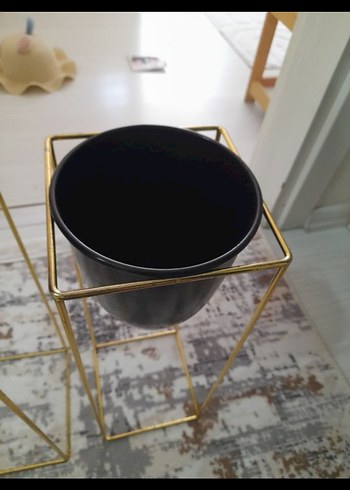  Beden siyah Renk Siyah Metal Ayaklı saksi