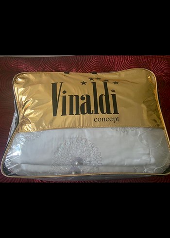 İşlemeli Beyaz Parlak Yatak Örtüsü - Görsel 4