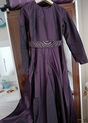 Uzun Mor Nakışlı Tesettür Abiye Elbise - Görsel 2