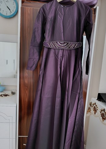 Uzun Mor Nakışlı Tesettür Abiye Elbise - Görsel 4