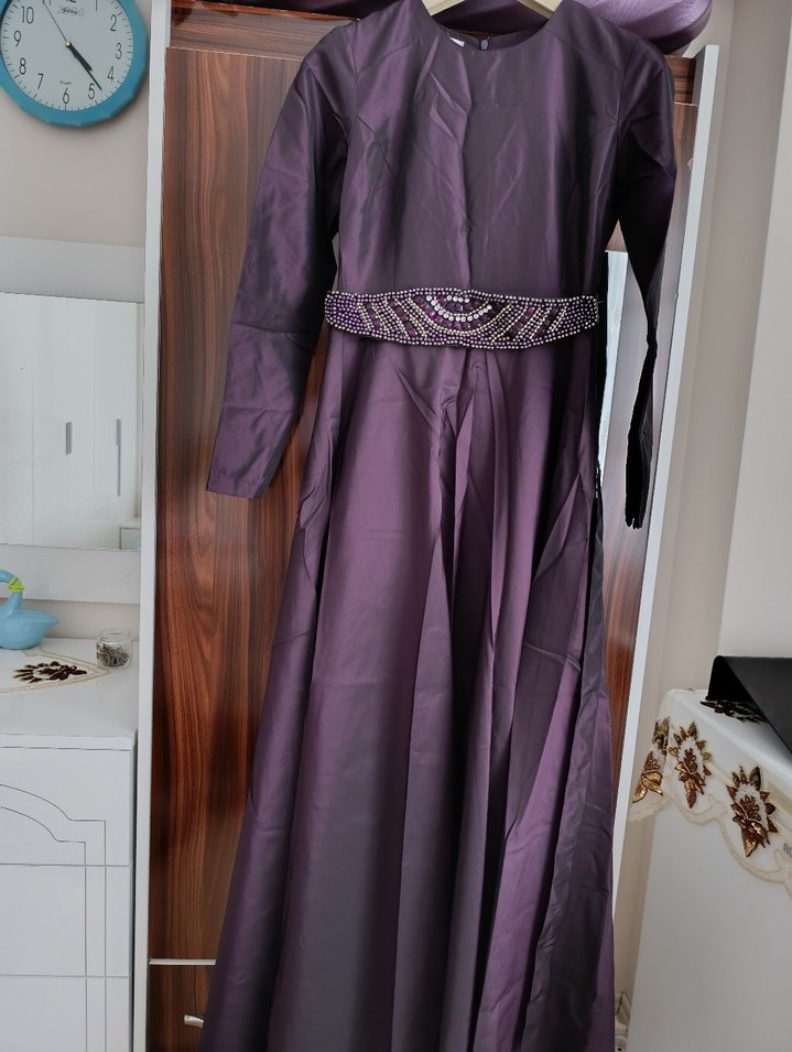 Uzun Mor Nakışlı Tesettür Abiye Elbise - Görsel 4