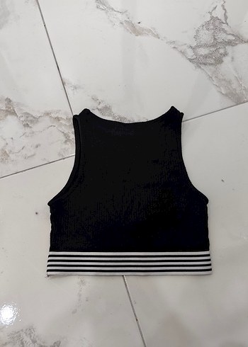 Siyah Yüksek Yakalı Kolsuz Crop Top