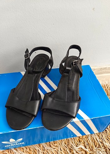 Siyah Kadın Dolgu Topuklu Sandalet
