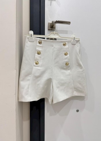 Zara Düğmeli Beyaz Yüksek Bel Mini Şort