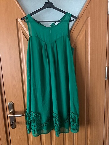 36 Beden yeşil Renk Elbiseyi bir ten aldım ancak hiç giymedim , yakasındaki küçük le