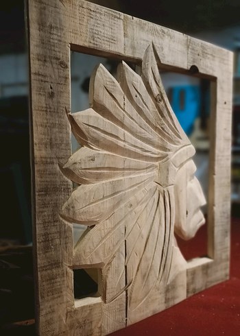 Kahverengi ve Gri Ahşap Kızılderili Figürü - Görsel 2