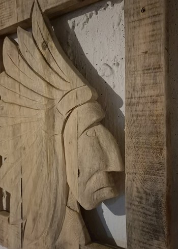 Kahverengi ve Gri Ahşap Kızılderili Figürü - Görsel 8