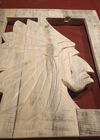 Kahverengi ve Gri Ahşap Kızılderili Figürü - Görsel 3