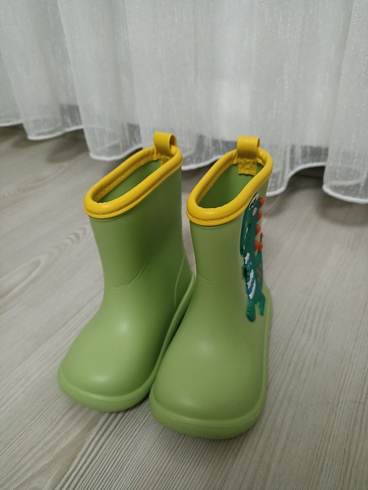 Çocuklar için yeşil dinozor desenli yağmur çizmesi - Görsel 2