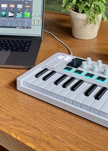 MiniLab 3 Beyaz MIDI Klavye Kontrol Cihazı - Görsel 2