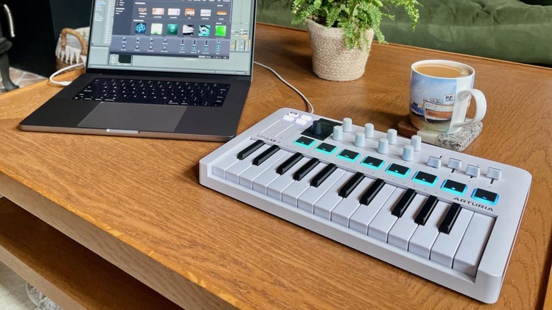 MiniLab 3 Beyaz MIDI Klavye Kontrol Cihazı - Görsel 2