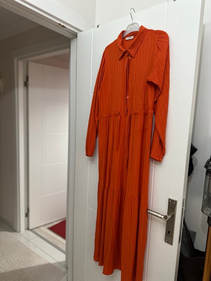 Turuncu Piliseli Uzun Keten Elbise - Görsel 2