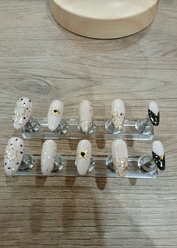 Beyaz ve Altın Detaylı Tırnak Süslemeleri - Görsel 2