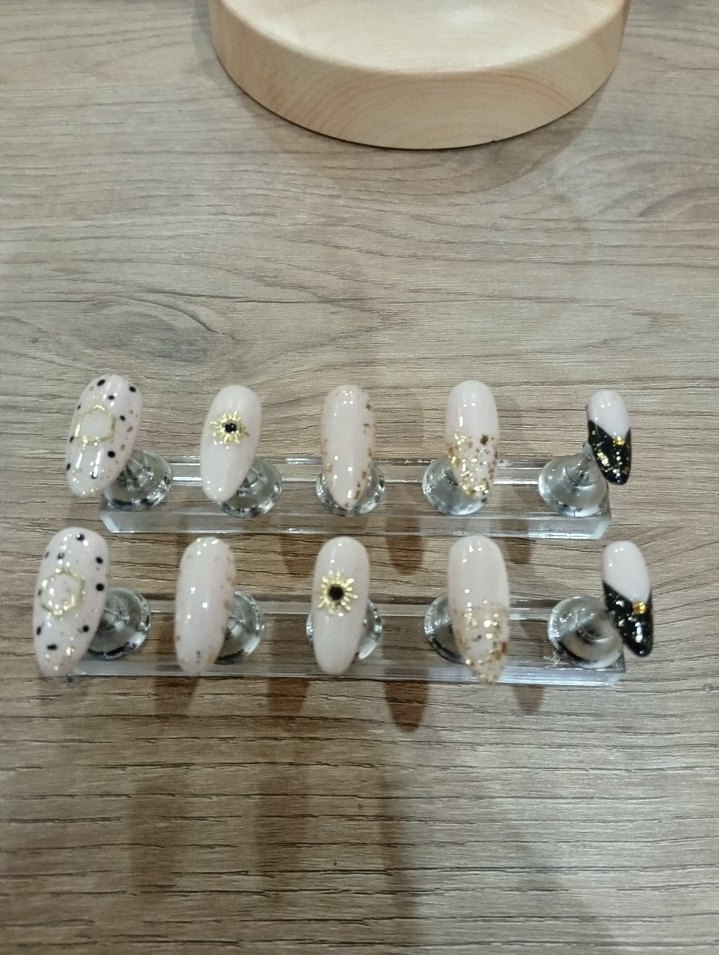 Beyaz ve Altın Detaylı Tırnak Süslemeleri - Görsel 2