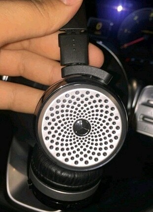 İki adet Mercedes AKG bluetooth kulak ustu kulaklik