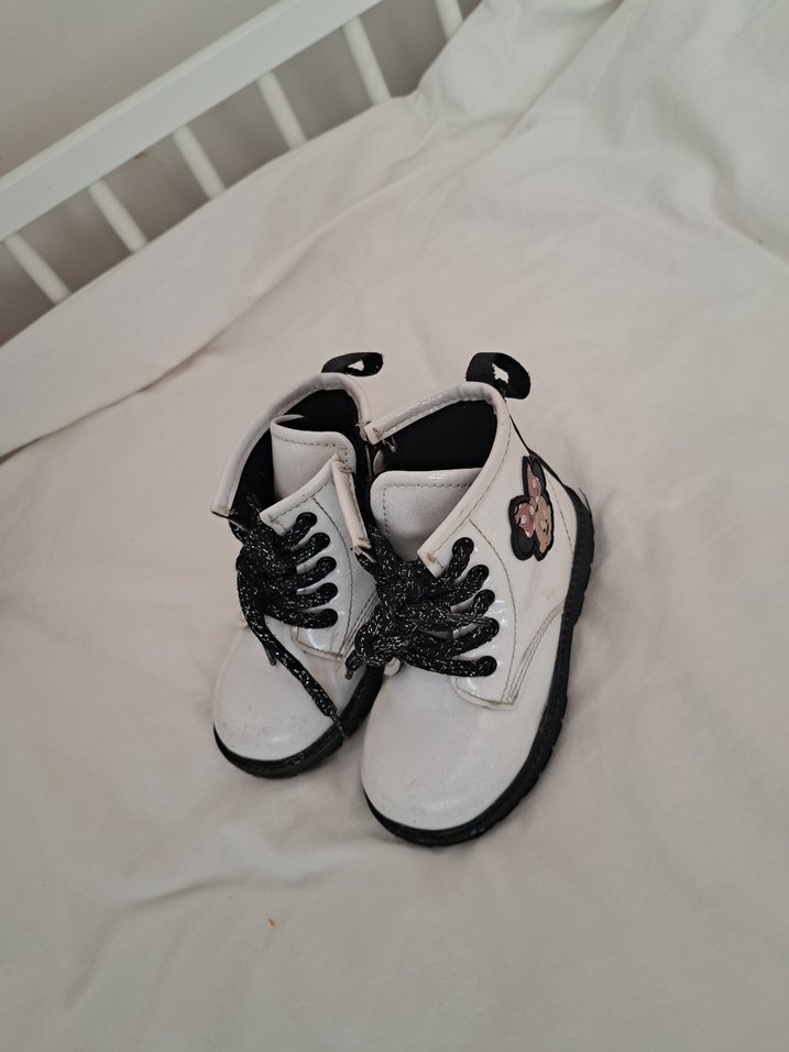 Kız Çocuk Beyaz Minnie Nakışlı Bot - Görsel 3