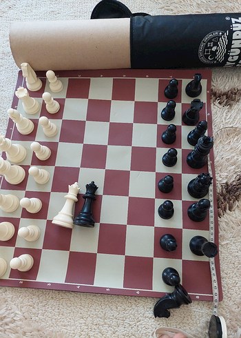 Siyah ve krem rengi Katlanabilir Satranç Seti