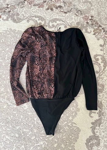 Yılan Desenli V Yaka Bluz - Görsel 3