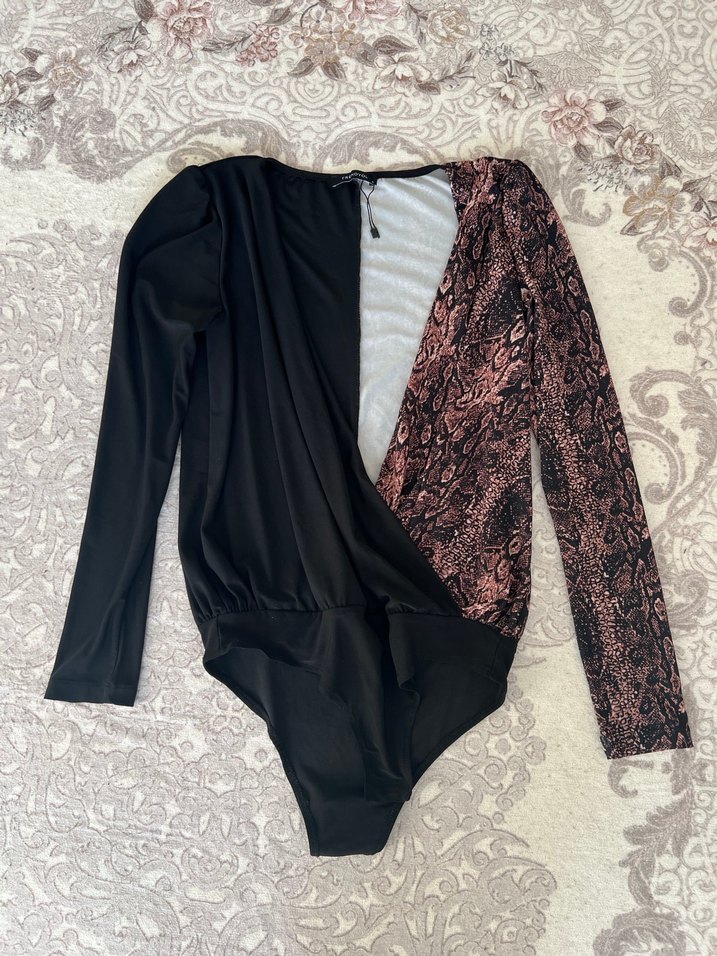 Yılan Desenli V Yaka Bluz - Görsel 2