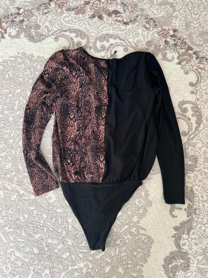 Yılan Desenli V Yaka Bluz - Görsel 3