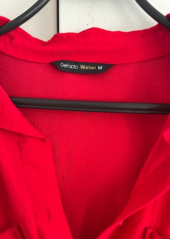 Kırmızı Düğmeli V Yaka Kadın Keten Gömlek - Görsel 2