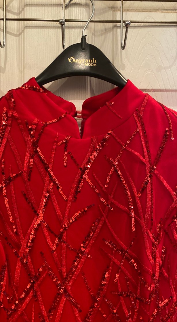 Uzun Kollu Kırmızı pullu İşlemeli Abiye Elbise - Görsel 4