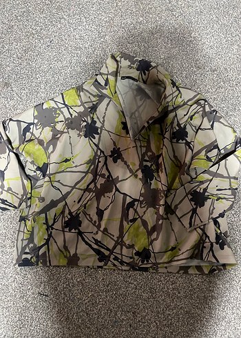 Batik Modern Soyut Desenli Hafif Gomlek