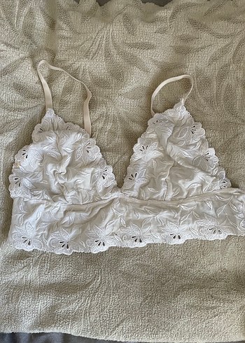 Beyaz Nakışlı Bralet