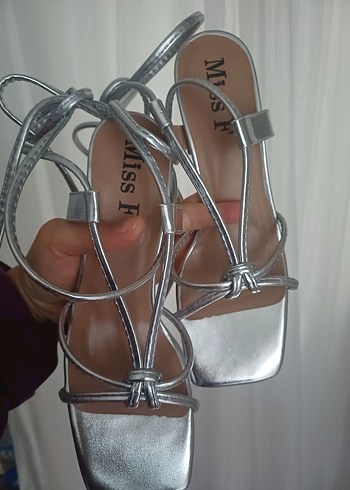 Nine West bağlamalı kaymaz taban topuklu ayakkabı