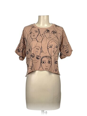 Bershka T-shirt %70 İndirimli.