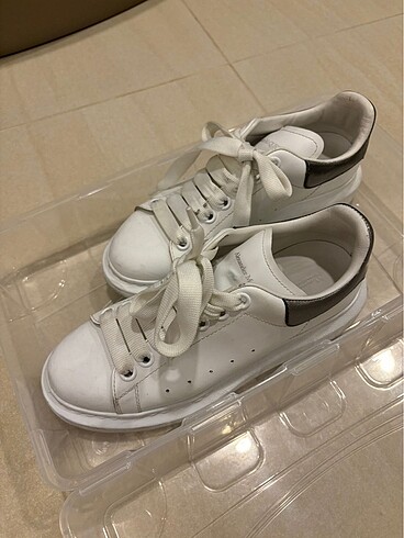 Alexander McQueen alexander mcguenn
