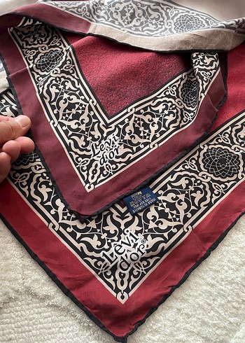 Armine Levidor ipek eşarp