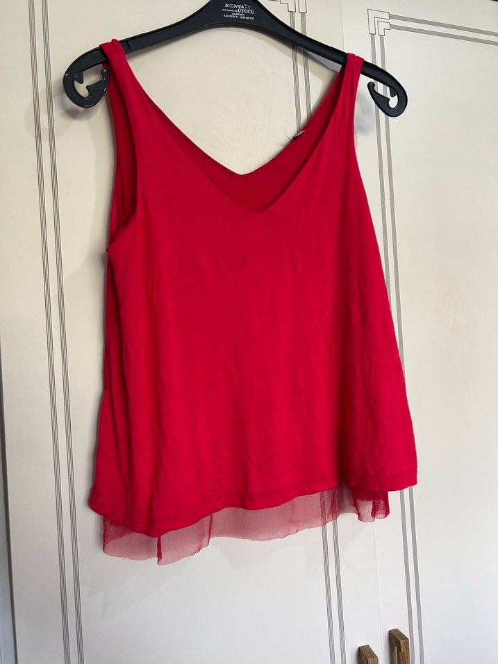 Kırmızı V Yaka Kolsuz Crop Top - Görsel 2