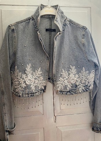Boncuklu Nakışlı Kısa Gri Denim Ceket