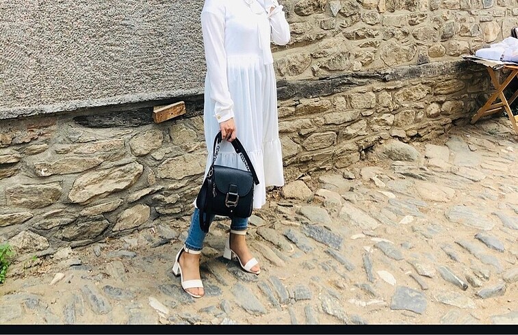 Beyaz. Şifon tunik