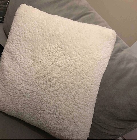 Peluş puffy kırlent kılıfı krem renginde