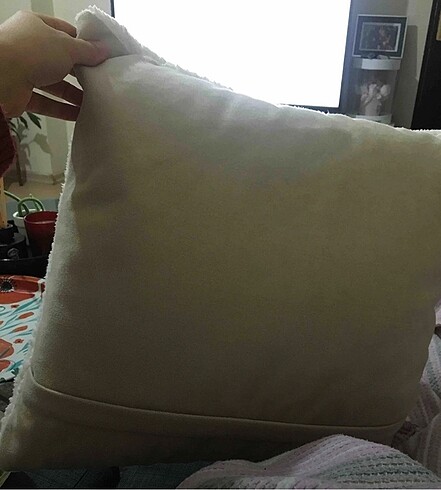 Peluş puffy kırlent kılıfı  krem renginde - Görsel 3