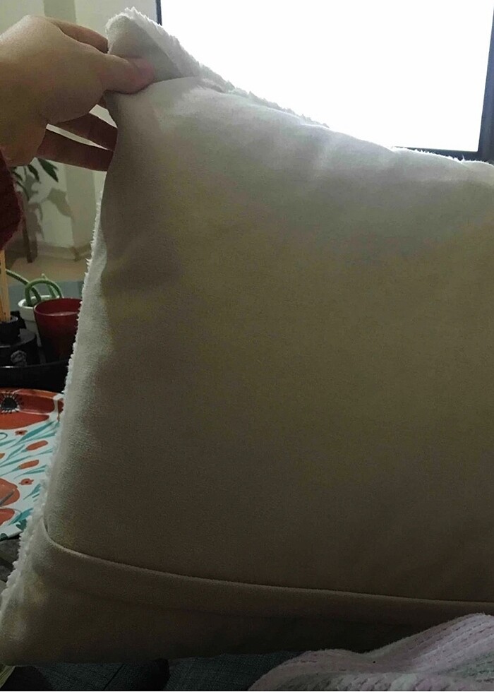 Peluş puffy kırlent kılıfı  krem renginde - Görsel 3