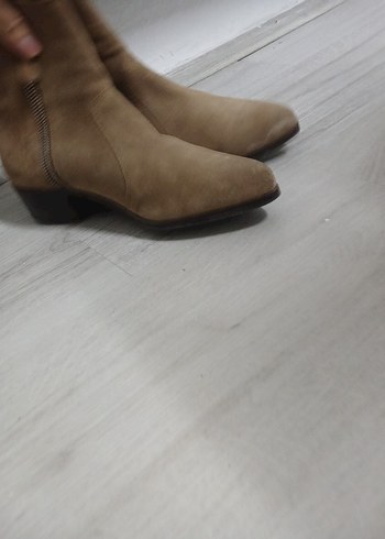 Bej Süet Kadın Bot, Kemer Detaylı, Kalın Topuk - Görsel 4