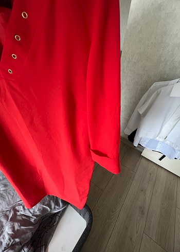 m Beden kırmızı Renk Cottonbar nar çiçeğim renginde V Yaka zımbalı şık elbise